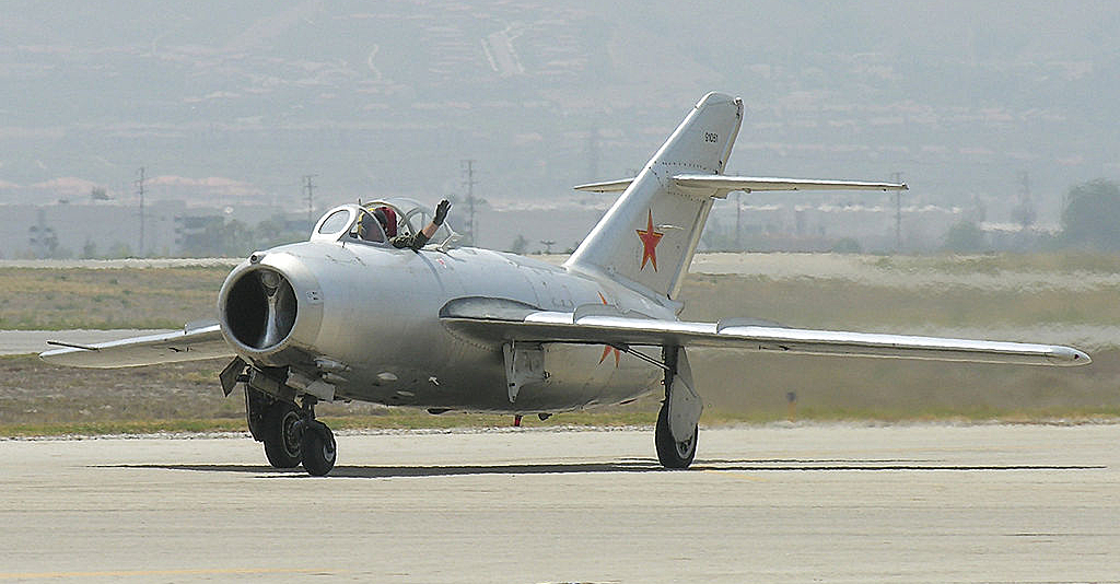 Wikipedia // В 1947 году разрабатывается еще более совершенный самолет — МиГ-15, который многие специалисты называют шедевром отечественной авиации