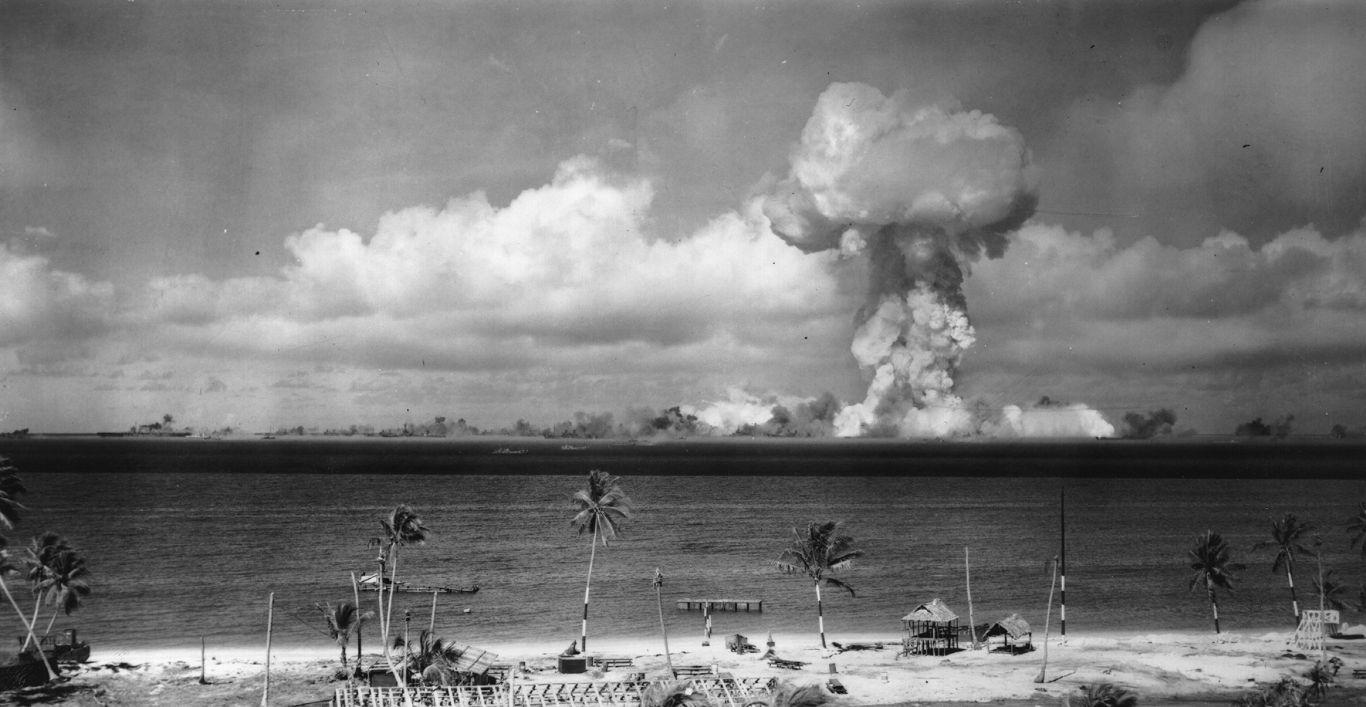 Фотография: gettyimages.ru // Первоначальное взрывное испытание атомной бомбы у берегов атолла Бикини на Маршалловых островах с образованием грибовидного облака (1946 год)