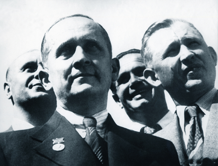 Евгений Иванов, Павел Сухой, Евгений Фельснер и Николай Зырин наблюдают за воздушным парадом (Тушино, 1947 год)