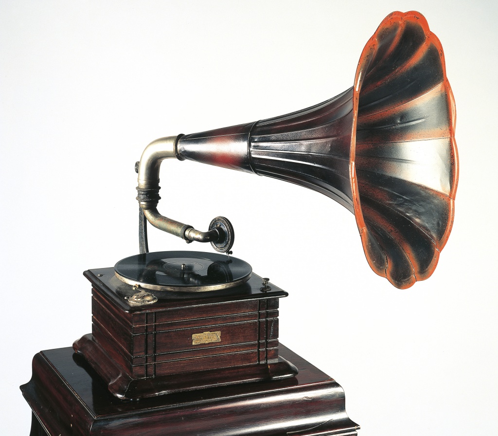 В 1913 году был создан портативный вариант граммофона, известный в России как патефон (от названия фирмы «Пате)