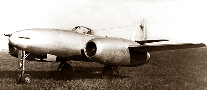 Фронтовой истребитель Су-11 (1947 год), оснащенный первыми в истории отечественными турбореактивными двигателями ТР-1