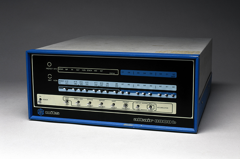 В 1975 году с помощью компьютера Altair 8800 Стивен Домпье публично воспроизвел мелодию «Fool on the Hill» The Beatles