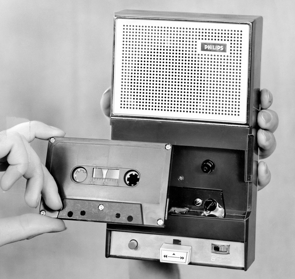 В 1963 году на международной выставке в Берлине Philips впервые представила «карманный» кассетный магнитофон