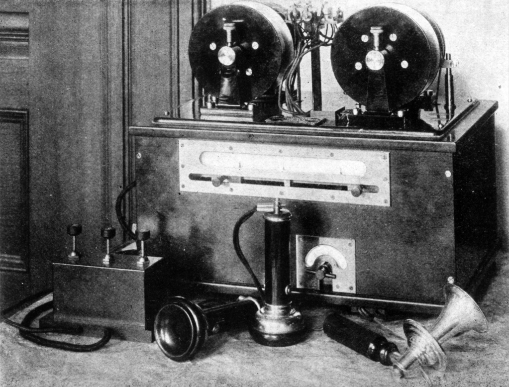 Датский инженер Вальдемар Поулсен запатентовал телеграфон, записывающий звук на металлическую проволоку