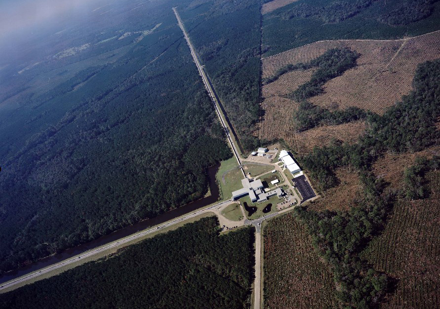 Вид с высоты птичьего полета на установку по обнаружению гравитационных волн (LIGO) в Ливингстоне (штат Луизиана, США). Аналогичная установка находится в Ричланде, штат Вашингтон