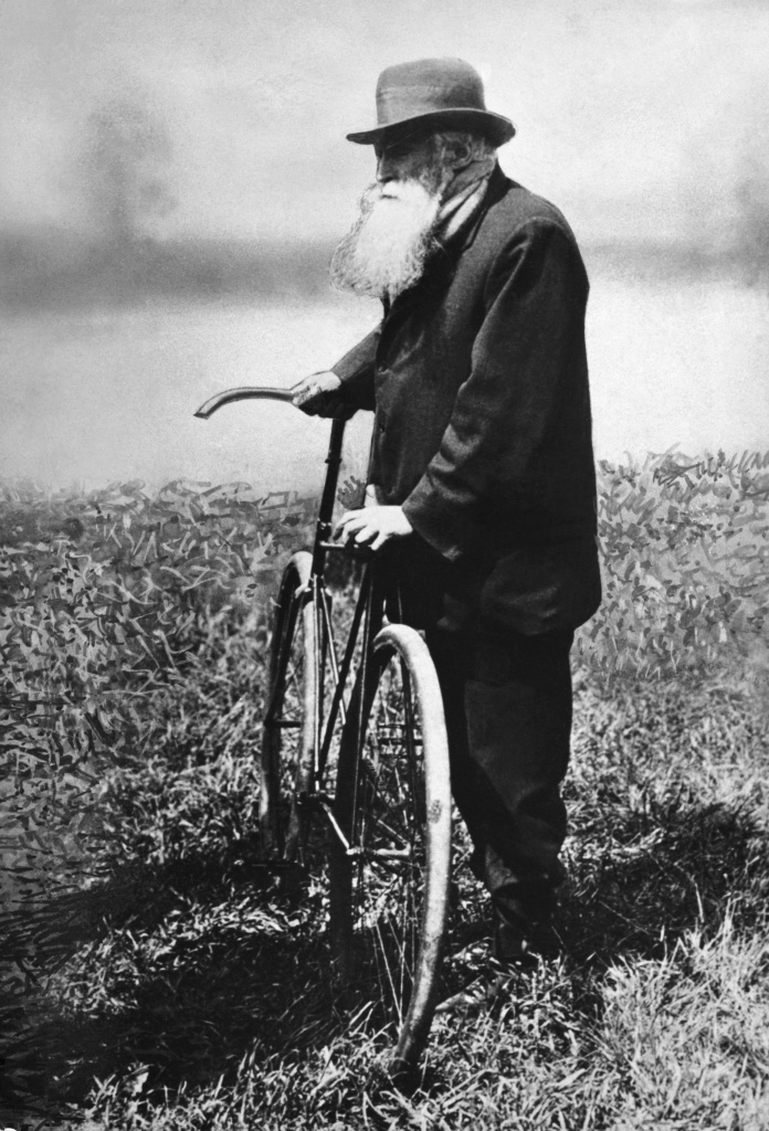 Джон Данлоп позирует с велосипедом, оснащенным изобретенными им пневматическими шинами