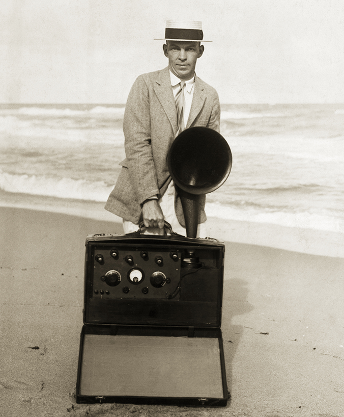 Эдвин Армстронг со своим переносным приемником на пляже (1923 г.)