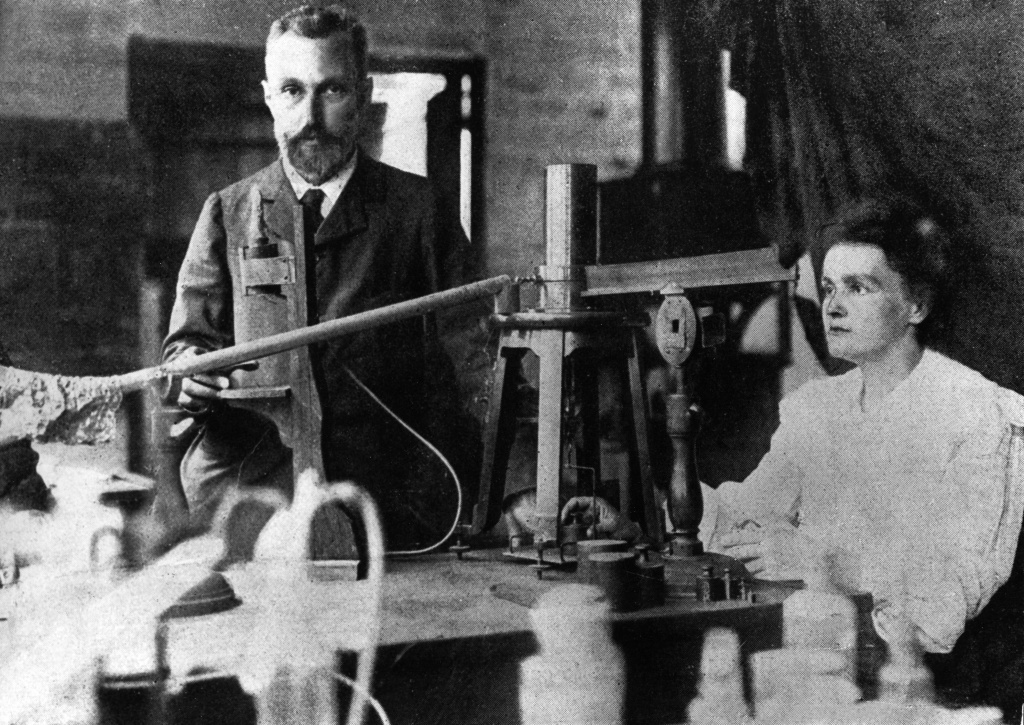 Французские физики Мария Кюри и ее муж Пьер Кюри в своей лаборатории экспериментируют с радиоактивностью радия