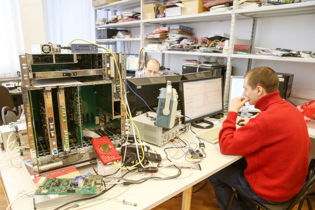 В лаборатории компании «Т8» работают над новым телекоммуникационным оборудованием