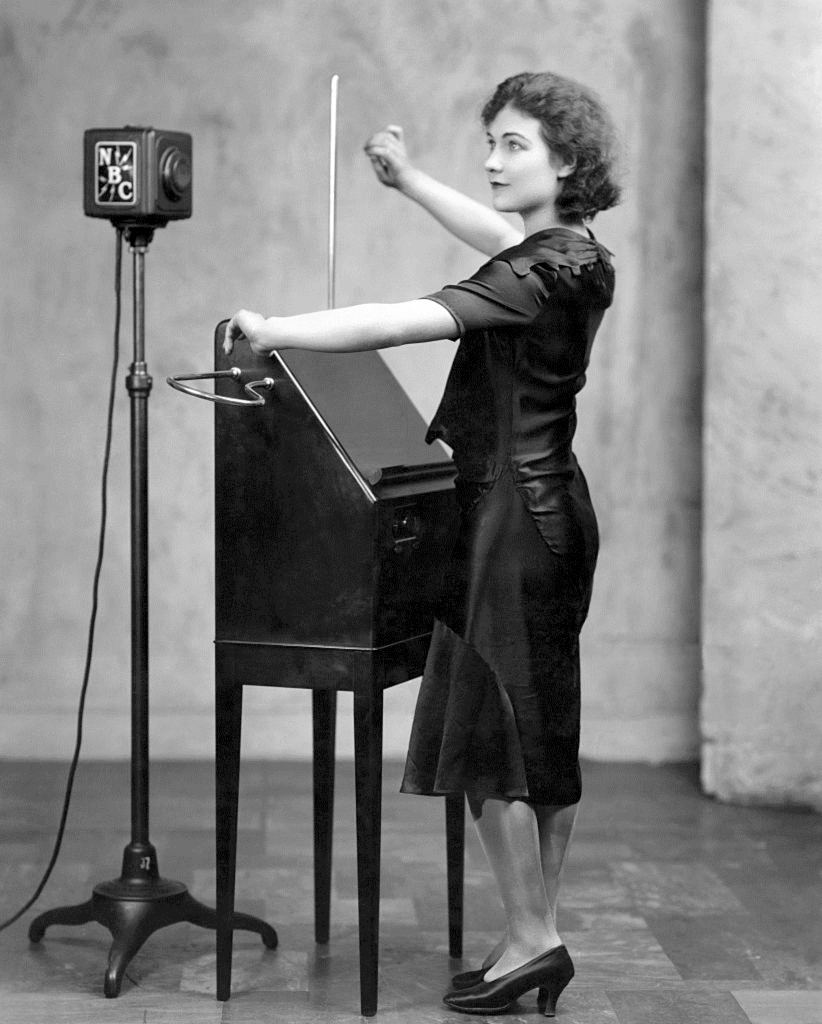 Одна из первых учениц Льва Термена играет на терменвоксе для слушателей радио NBS (1930 год) 