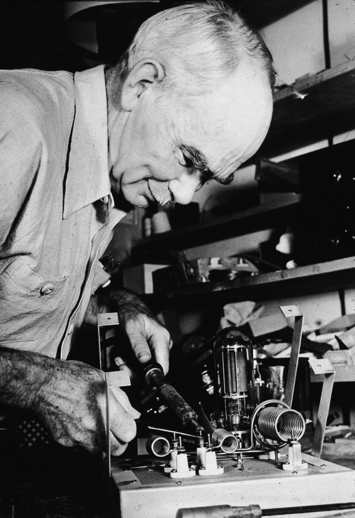 Ли де Форест в своей домашней мастерской в Лос-Анджелесе (1955 г.)