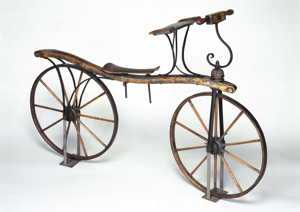 Дрезина была велосамокатом — двухколесной машиной с деревянной рамой и металлическими колесами, на которую надо было садиться верхом и ехать, отталкиваясь попеременно ногами, как при беге