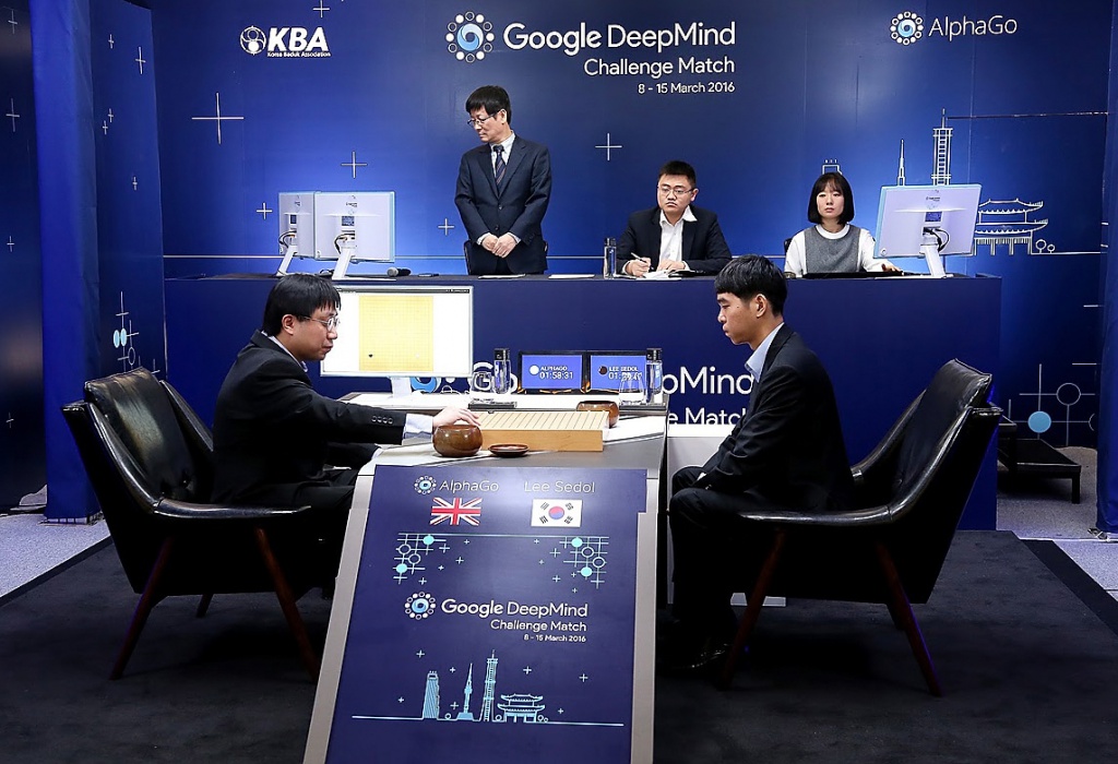 9 марта 2016 г. Сеул, Южная Корея. Ли Седоль (справа на фото) напряженно ожидает первого хода компьютерной программы AlphaGo