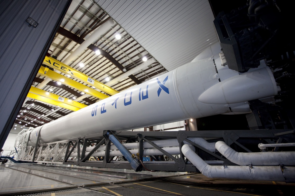 Ракета-носитель Falcon 9 с космическим грузовиком Dragon на борту выкатывается из ангара базы ВВС США на мысе Канаверал (2012 г.). В августе 2017 г. обновленная версия Falcon 9 должна отправить на орбиту секретный космический аппарат X37-B