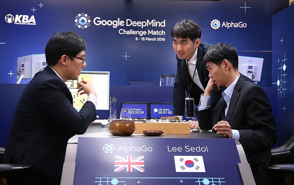 Знаменитый матч по игре в го между корейским го-профессионалом девятого дана Ли Седолем и компьютерной программой AlphaGo в марте 2016 года закончился победой компьютера со счетом 1:4. Считалось, что настроить искусственный интеллект для игры в го практически невозможно: перед ИИ ставится больше задач, решение которых требует имитации мыслительного процесса человека