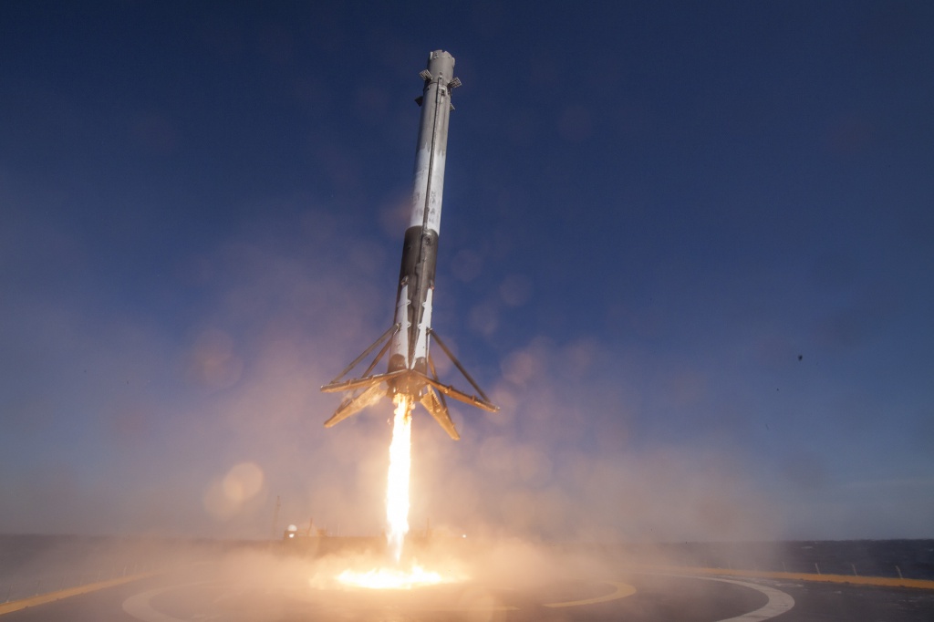 Благодаря возвращаемой первой ступени Falcon 9 и ее головному обтекателю, SpaceX удалось почти вдвое снизить цены на американском рынке запусков в интересах Пентагона и разрушить монополию ULA
